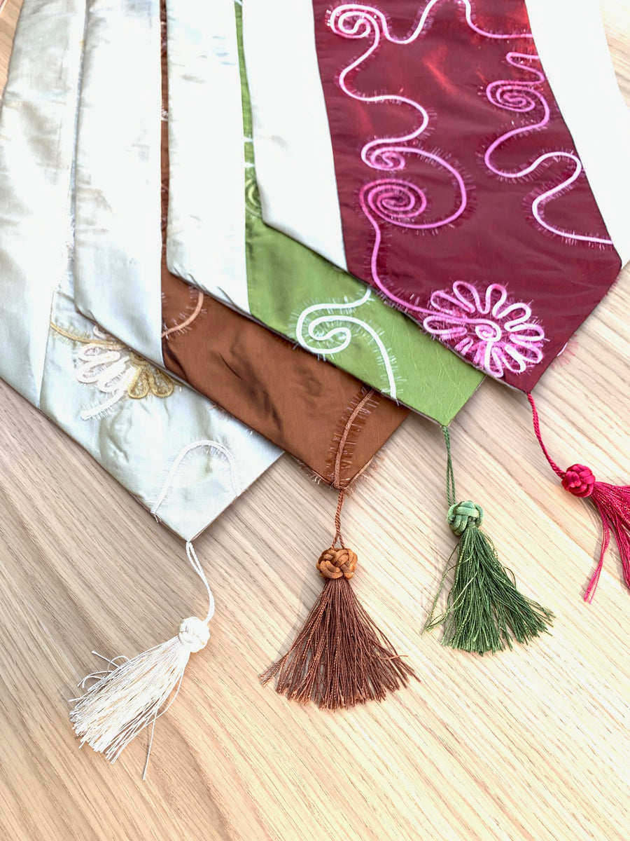 Elegant Embroidered Table Runner – Green and Silver Decorative Table Cloth