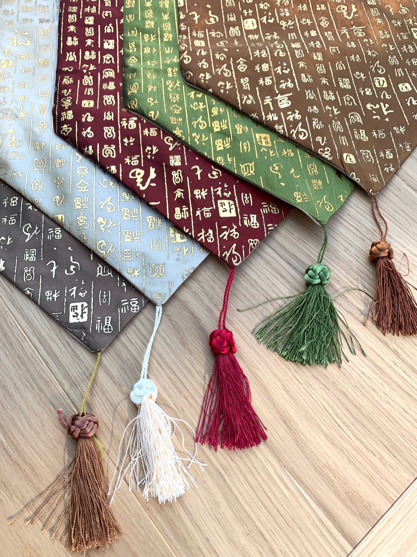 Elegante geborduurde tafelloper – Grauleurige decoratieve tafelloper