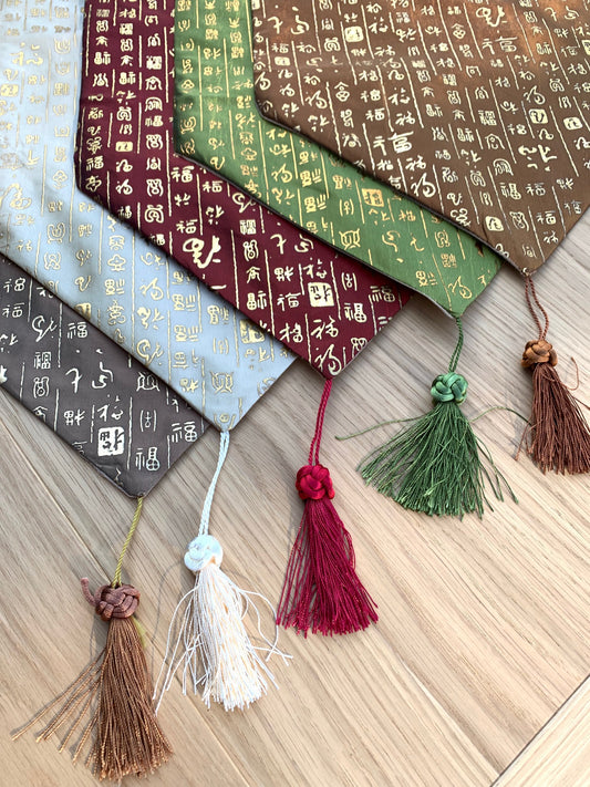 Elegante geborduurde tafelloper – Grauleurige decoratieve tafelloper