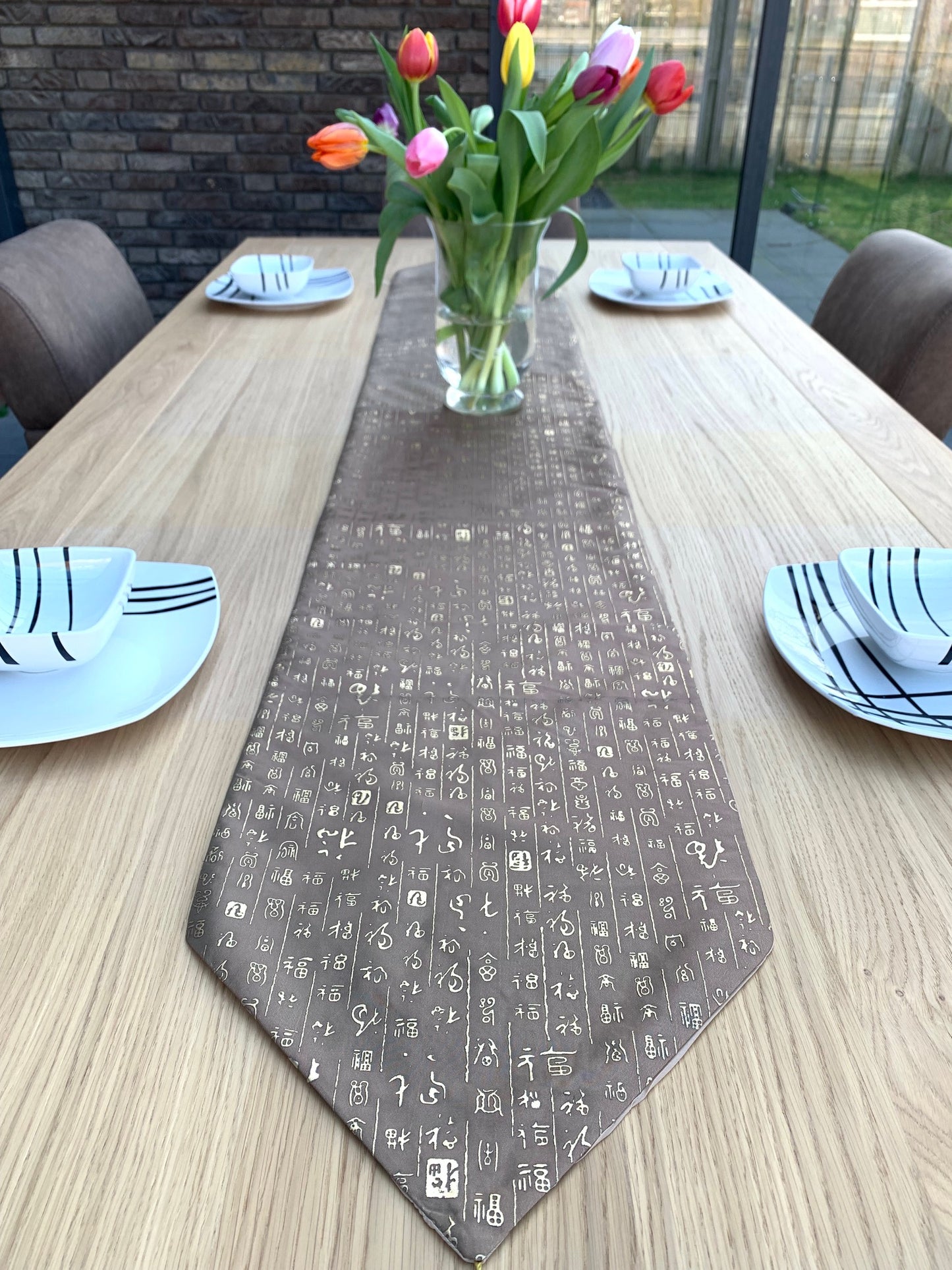 Elegante geborduurde tafelloper – Grauleurige decoratieve tafelloper