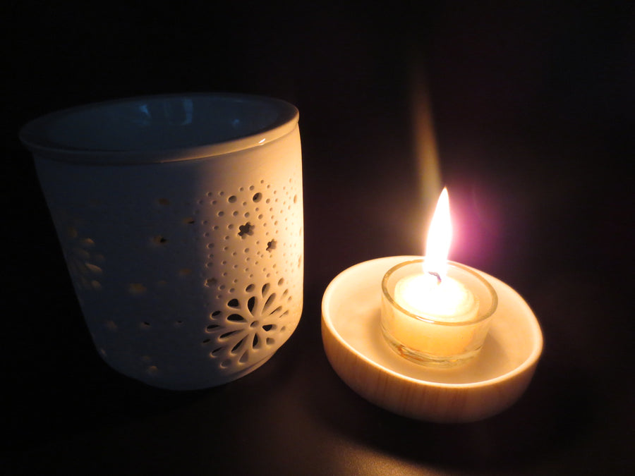 Keramische oliebrander bloemen en sterren wit